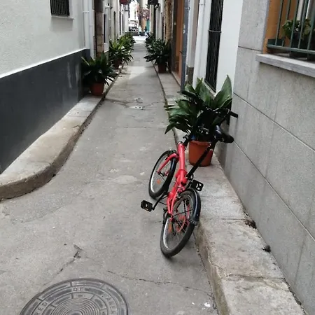 2 Bedroom Large Modern In Old Town 50m From The Beach! Apartment *