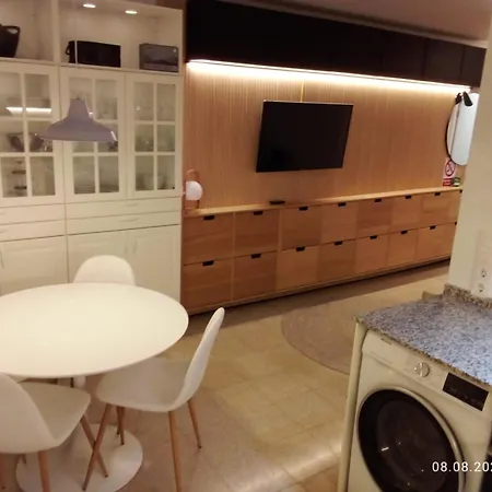 2 Bedroom Large Modern In Old Town 50m From The Beach! *