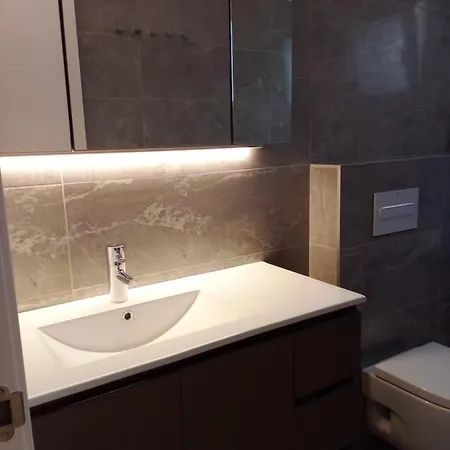 Apartment 2 Bedroom Large Modern In Old Town 50m From The Beach! *